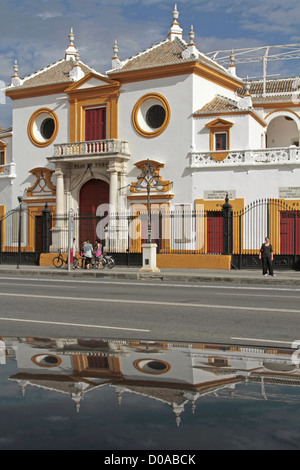 PLAZA DE TOROS DE LA MAESTRANZA ARENA DATANT DU 18ème siècle en style baroque de Séville Séville Andalousie Espagne Banque D'Images