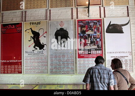 PLAZA DE TOROS DE LA MAESTRANZA ARENA datant du 18ème siècle en style baroque de Séville Séville Andalousie affiches de corridas Banque D'Images