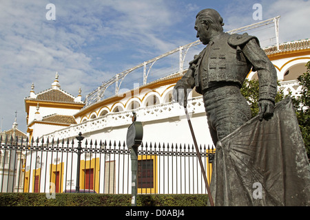 MATADOR STATUE PLAZA DE TOROS DE LA MAESTRANZA ARENA datant du 18ème siècle en style baroque STATUE SÉVILLE CÉLÈBRE MATADOR CURRO Banque D'Images