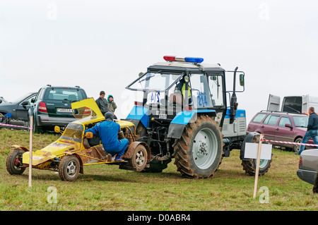 Le tracteur remorque sur le parking broken racing buggy. Épisode 10. Banque D'Images