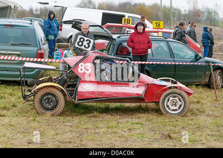 Buggy rouge sur le parking. Banque D'Images