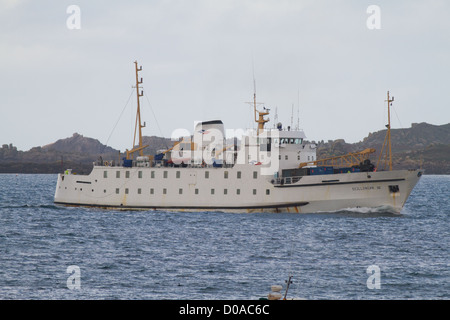 Scillonian III amarrage dans St Mary's Harbour le dernier jour avant son hiver reposer en 2012 Banque D'Images