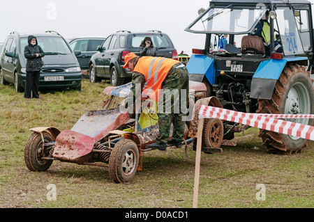 Le tracteur remorque sur le parking broken racing buggy. Épisode 12. Banque D'Images