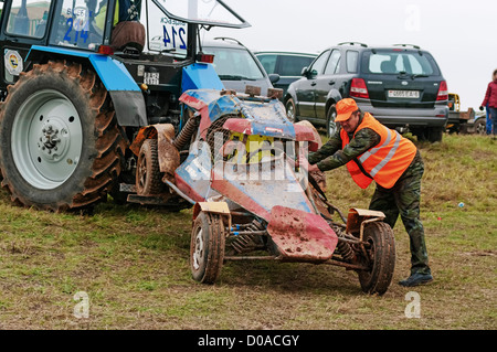 Le tracteur remorque sur le parking broken racing buggy. Épisode 13. Banque D'Images