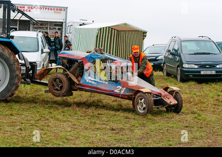 Le tracteur remorque sur le parking broken racing buggy. Épisode 14. Banque D'Images