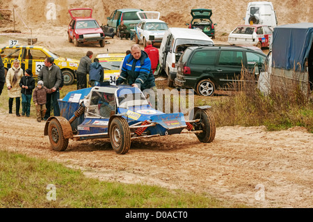 Buggy bleu va sur le parking. Banque D'Images