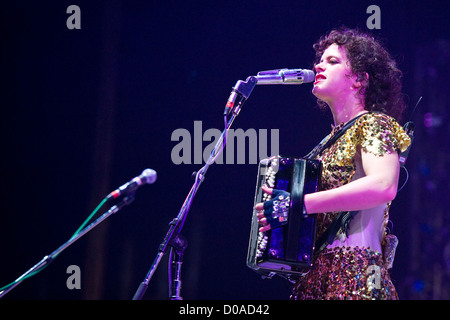 Régine Chassagne d'Arcade Fire effectue sur scène à O Arena. Londres Angleterre Carsten Banque D'Images