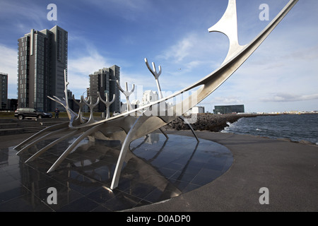 SOLFAR BIEN VOYAGER SCULPTURE JON GUNNAR ARNASON FAITE EN 1971 ASSIS EN FACE DE LA CAPITALE REYKJAVIK ISLANDE EUROPE MER Banque D'Images