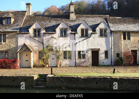 Le pittoresque village de Cotswold de Castle Combe, avec ses jolis chalets. Qui ont été utilisés dans beaucoup de films et séries TV Banque D'Images