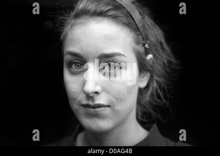 Close up portrait of a young woman teenager en noir et blanc Banque D'Images