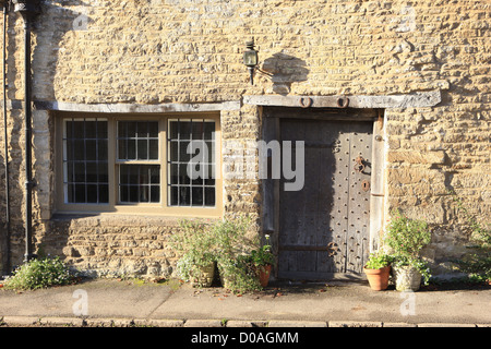 Le pittoresque village de Cotswold de Castle Combe, avec ses jolis chalets. Qui ont été utilisés dans beaucoup de films et séries TV Banque D'Images