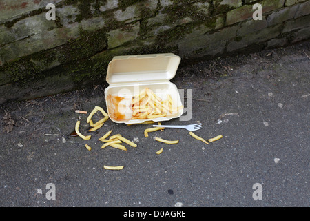 Plaquettes et carton à emporter jeté sur le pavé avec fourchette en plastique, Lancaster, UK, Banque D'Images