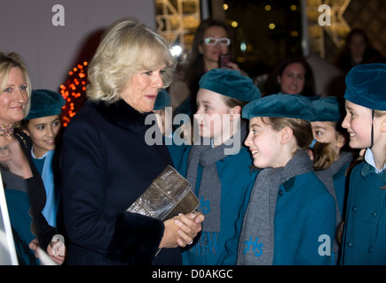 Camilla, Duchesse de Cornwall répond aux enfants de l'école au centre de design à Chelsea Harbour où elle a changé à Noël Banque D'Images