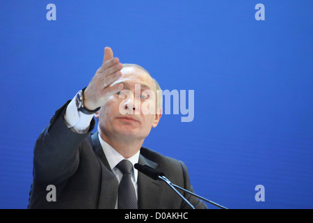 Le Premier ministre russe Vladimir Poutine assiste à une conférence de presse après a été annoncé à l'hôte de FIFA Soccer 2018 Banque D'Images