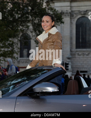 Médaillé d'or olympique Jessica Ennis posés avec la toute nouvelle Jaguar F-type et a donné une conférence de presse près de St Pauls Cathedral., 01/12/2012 Banque D'Images