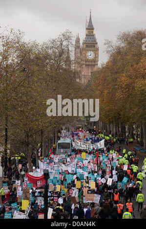 Londres, Royaume-Uni - 21 novembre 2012 : des milliers d'étudiants de prendre part à une marche sur le quai organisé par l'Union Nationale des Étudiants du Temple Place à Kennington Park pour protester contre les frais de scolarité et le chômage. © pcruciatti / Alamy Live News Banque D'Images