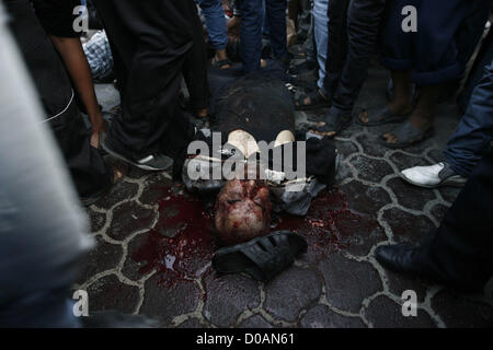 20 novembre 2012 - La ville de Gaza, bande de Gaza, territoire palestinien - les Palestiniens se rassemblent autour du corps d'un collaborateur présumé dans la ville de Gaza le 20 novembre 2012. Hommes armés ont exécuté six ''collaborateurs'' dans la ville de Gaza , des témoins ont déclaré que le 20 novembre, ajoutant que des avis ont épinglé à leur corps disant qu'ils avaient été tués par l'aile armée du Hamas (crédit Image : © Emad Nassari APA/Images/ZUMAPRESS.com) Banque D'Images