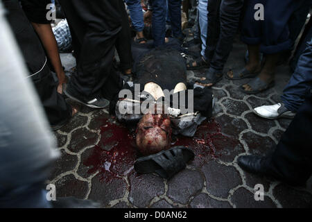 20 novembre 2012 - La ville de Gaza, bande de Gaza, territoire palestinien - les Palestiniens se rassemblent autour du corps d'un collaborateur présumé dans la ville de Gaza le 20 novembre 2012. Hommes armés ont exécuté six ''collaborateurs'' dans la ville de Gaza , des témoins ont déclaré que le 20 novembre, ajoutant que des avis ont épinglé à leur corps disant qu'ils avaient été tués par l'aile armée du Hamas (crédit Image : © Emad Nassari APA/Images/ZUMAPRESS.com) Banque D'Images