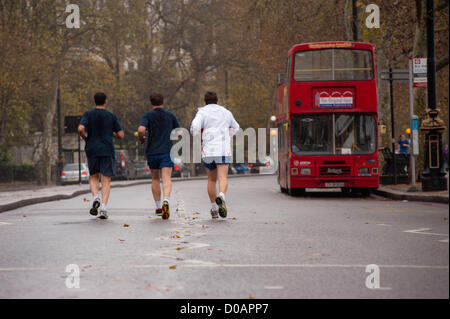 Londres, Royaume-Uni - 21 novembre 2012 : trois hommes s'exécuter sur un remblai fermé déserte juste après la fin de l'étudiant, à partir de mars Temple Place à Kennington Park pour protester contre les frais de scolarité et le chômage. © pcruciatti / Alamy Live News Banque D'Images