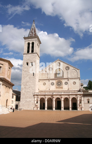 La cathédrale romane et la place Piazza del Duomo, Spoleto, Ombrie, Italie Banque D'Images