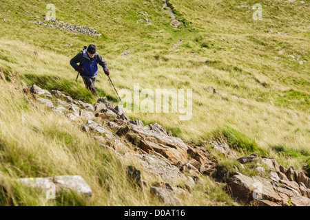 Un homme âgé hiker walking up Stile longue en direction de High Street dans le Lake District. Banque D'Images