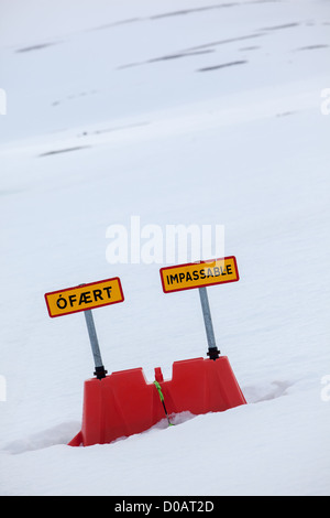 Signer l'interdiction de conduire sur une route couverte de neige de FJORDS ISLANDE EUROPE DE L'OUEST Banque D'Images