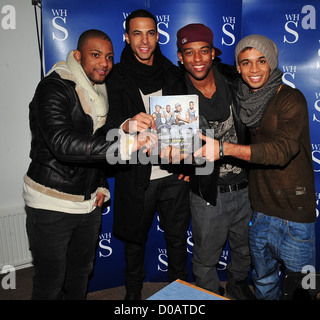 Jonathan Gill Marvin Humes Oritse Williams et Aston Merrygold JLS de la promotion et de signer des copies de leur nouveau livre à WH Banque D'Images