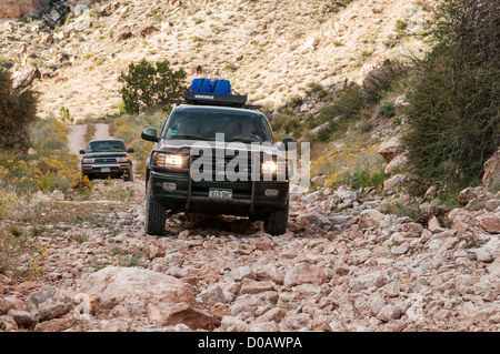 Toyota 4x4 sur Hack Canyon Road, l'Arizona Strip, Arizona. Banque D'Images