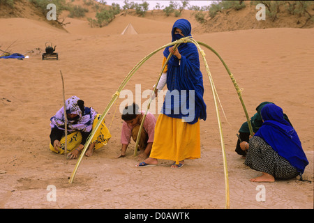 Les FEMMES DU MAGHREB NOMADE DANS LE DÉSERT LA CONSTRUCTION D'UN HAMMAM AVEC DES BRANCHES ET LE TISSU M'HAMID MAROC SUD Banque D'Images