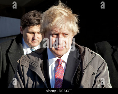 Maire de Londres Boris Johnson s'est joint à l'équipe un quartier plus sûr sur une promenade autour de Shepherds Bush Market, Londres Banque D'Images