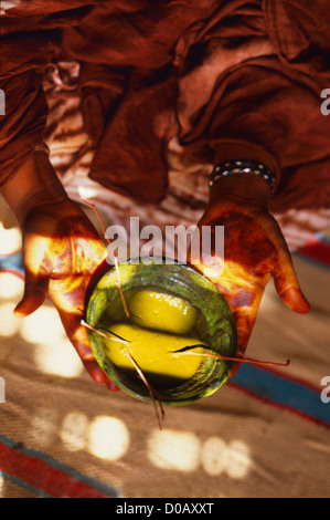 NOMAD MAGHREB WOMAN HOLDING BOWL pâte de henné poudre mélanger le jus de citron LA PRÉPARATION DE L'EAU D'oranger pour le tatouage temporaire Banque D'Images