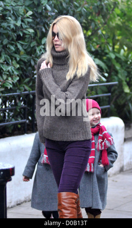 Claudia Schiffer prend ses enfants à l'école de Londres, Angleterre - 10.12.10 Banque D'Images