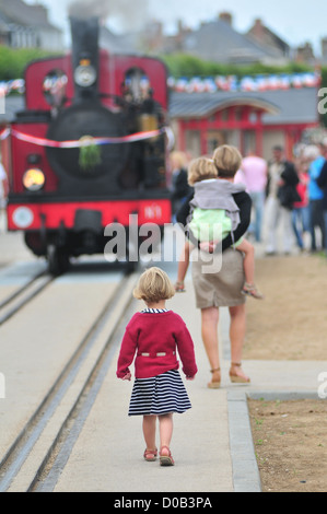 Mère SES ENFANTS ATTENDENT PEU DE TOURISME BAIE DE SOMME DE LA LOCOMOTIVE À VAPEUR SUR LA PLATE-FORME DE LA GARE Banque D'Images