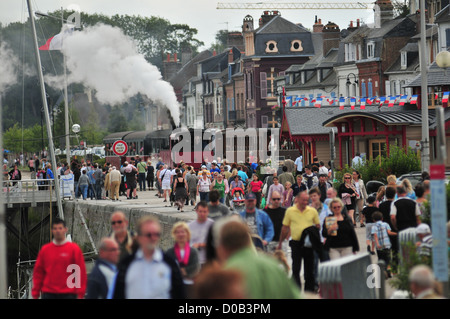 Nombre de voyageurs SUR LA PLATE-FORME DE LA GARE PEU DE TOURISME BAIE DE SOMME DE LA LOCOMOTIVE À VAPEUR - SAINT-VALERY-SUR-SOMME SOMME (80) Banque D'Images