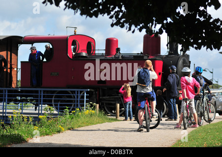 Les cyclistes À À PEU DE TOURISME BAIE DE SOMME DE LA LOCOMOTIVE À VAPEUR EN GARE SAINT-VALERY-SUR-SOMME SOMME (80) FRANCE Banque D'Images