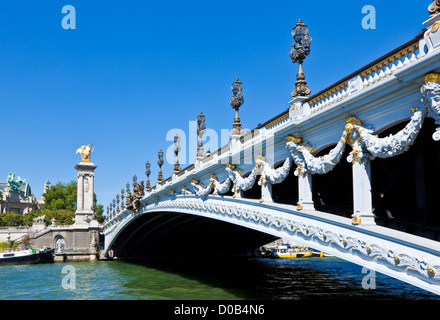 Pont Alexandre III (pont) sur la Seine qui coule à travers Paris, France, Union européenne, Europe Banque D'Images