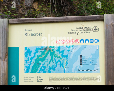 Randonnée dans la réserve naturelle de Cazorla Sierrra Andalousie, Espagne, de l'information d'administration à la tête de la piste avec plan de rio Borosa Banque D'Images