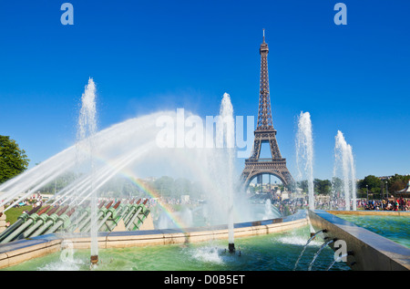 Tour Eiffel Trocadéro avec fontaines et skyline France Paris arc-en-ciel de l'Europe de l'UE Banque D'Images