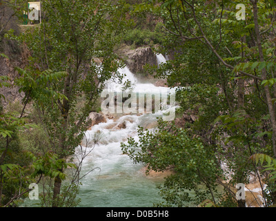 Randonnée dans la réserve naturelle de Cazorla Sierrra en Andalousie Espagne, rapides dans le Rio Borosa Banque D'Images