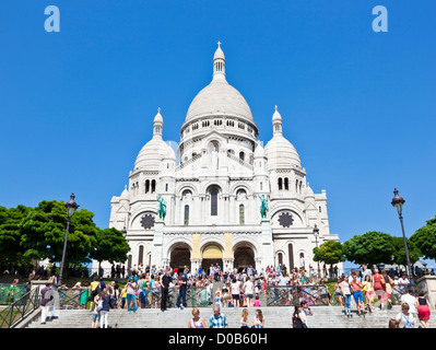 La foule sur les étapes ci-dessous Sacre Coeur Paris France Europe de l'UE Banque D'Images