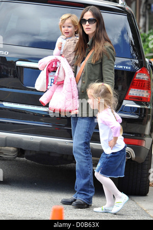 Jennifer Garner et ses filles Violet et Seraphina Affleck ont été repéré sur une journée en famille dans la région de Brentwood à Los Angeles, USA - Banque D'Images