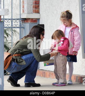 Jennifer Garner et ses filles Violet et Seraphina Affleck ont été repéré sur une journée en famille dans la région de Brentwood à Los Angeles, USA - Banque D'Images