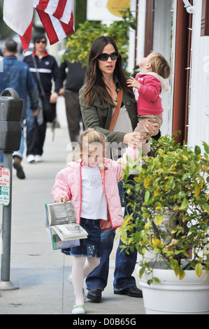 Jennifer Garner et ses filles Violet et Seraphina Affleck ont été repéré sur une journée en famille à Brentwood Los Angeles USA Banque D'Images