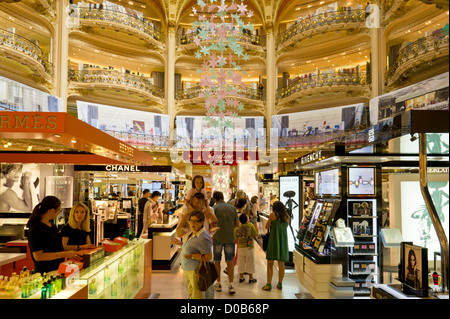 Dans le célèbre magasin des Galeries Lafayette de l'intérieur de la célèbre coupole ou dôme boulevard Hausmann Paris France Europe de l'UE Banque D'Images