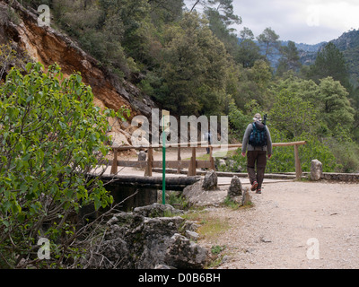 Randonnée dans la réserve naturelle de Cazorla Sierrra en Andalousie Espagne, voie dans la montagne avec 3 randonneurs Banque D'Images