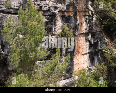 Randonnée dans la réserve naturelle de Cazorla Sierrra en Andalousie Espagne, falaise avec les bandes verticales de couleurs différentes Banque D'Images