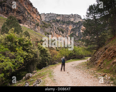 Randonnée dans la réserve naturelle de Cazorla Sierrra en Andalousie Espagne, male hiker tournage vidéo sur la bonne voie les montagnes Banque D'Images