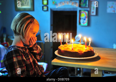 Petite fille s'APPRÊTE À SOUFFLER LES BOUGIES sur son gâteau d'ANNIVERSAIRE SOMME (80) FRANCE Banque D'Images