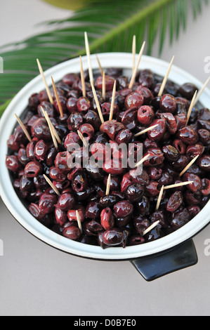 Bol d'OLIVES NOIRES À L'APÉRITIF CALVI Corse (2B) FRANCE Banque D'Images