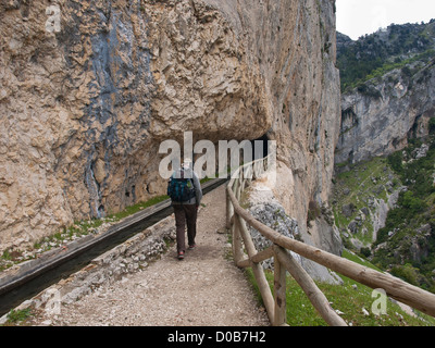 Randonnée dans la réserve naturelle de Cazorla Sierrra en Andalousie Espagne, male hiker canal de l'eau suivants dans un tunnel Banque D'Images